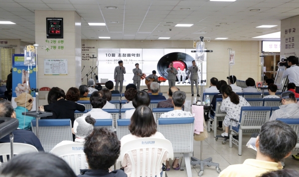 전남대학교병원이 환자 쾌유기원 음악회를  병원 1동 로비에서 개최했다