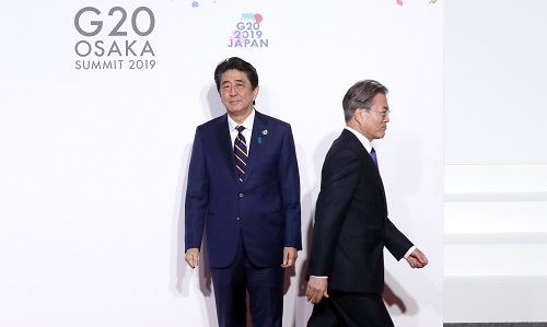 지난 6월 28일 일본 오사카 소재 '인텍스 오사카'에서 열린 G20 정상회의 공식환영식에서 문재인 대통령이 의장국인 아베 신조 일본 총리와 악수한 뒤 이동하고 있다. 사진=연합뉴스