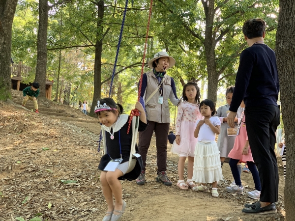 지난 19일 수완동 원당산공원에서 아이와 부모 300여 명이 참가한 가운데 ‘오감만족 유아숲 페스티벌’을 개최한 모습.(사진제공=광주광역시 광산구)