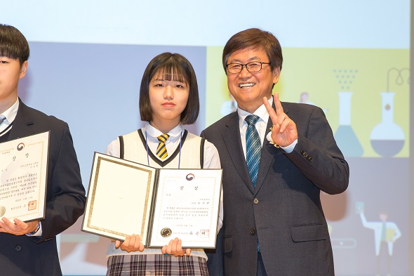 특상을 수상한 두루중학교 3학년 오시현 학생과 최교진 교육감.제공=세종시교육청