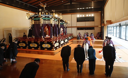 나루히토(德仁) 일왕과 마사코(雅子) 왕비가 22일 오후 도쿄 왕궁의 정전(正殿)인 마쓰노마(松の間)에서 즉위식에 참석하고 있다. 사진=연합뉴스