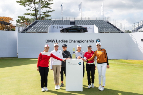 LPGA 투어 BMW 레이디스 챔피언십 공식 포토콜에 참여한 선수들이 기념촬영을 하고 있다. 왼쪽부터 최혜진, 폴라 크리머, 대니얼 강, 고진영, 브룩 헨더슨, 허미정. 사진= 대회조직위원회.