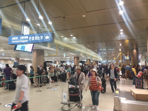 해외 방문을 마친 사람들이 인천국제공항을 빠져나가는 모습. 사진= 한종훈 기자.