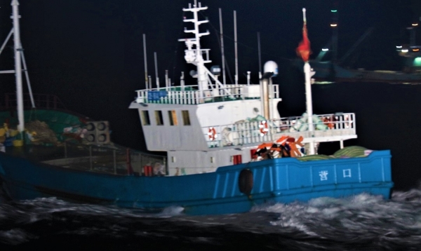 불법조업 중국어선이 해경 검문에 불응한 채 달아나고 있는 모습. 사진=군산해경