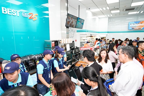 베트남 GS25에서 즐거운 시간을 보내고 있는 베트남 고객들.사진=GS25 제공.