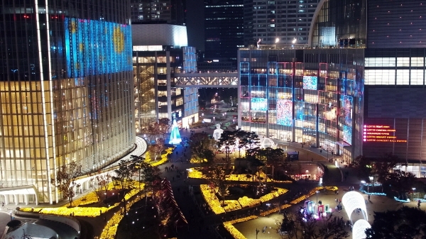 롯데월드타워 아레나광장에서 크리스마스 멀티미디어 쇼가 펼쳐지고 있다. 사진=롯데물산 제공