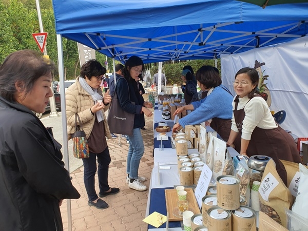 공주시(시장 김정섭)는 지난 2일 대전MBC 로컬푸드 파머스161에서 열린 홍보행사에서 공주 농산물가공지원센터의 가공 상품 6종이 소비자들의 시선을 사로잡았다. 사진=공주시