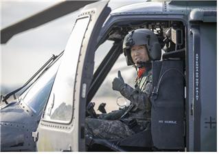 김성수 소령이 UH-60 헬기에 탑승해 임무완수를 다짐하고 있다. 사진=육공항공학교
