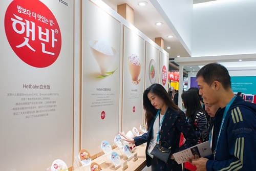 5~10일 상해 국가회의전람센터(NECC)에서 진행되는 '제2회 중국 국제수입박람회'에 방문한 소비자들이 '햇반존'을 둘러보고 있다.사진=CJ제일제당 제공