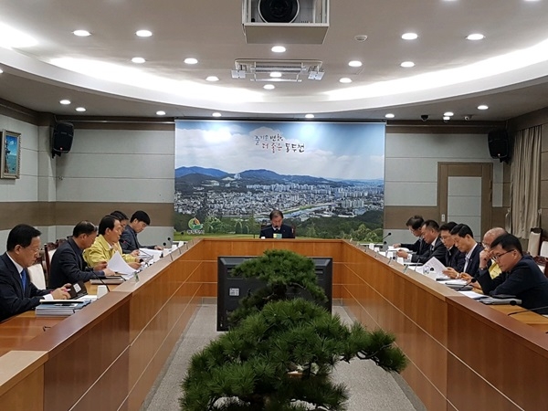 2019년 제2회 동두천시 민원 조정 심의 위원회를 개최하고있다