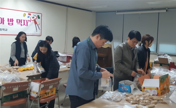 한국시설안전공단을 포함한 진주혁신도시네트워크 직원들이 주먹밥과 간식을 준비하고 있다. 사진=한국시설안전공단 제공