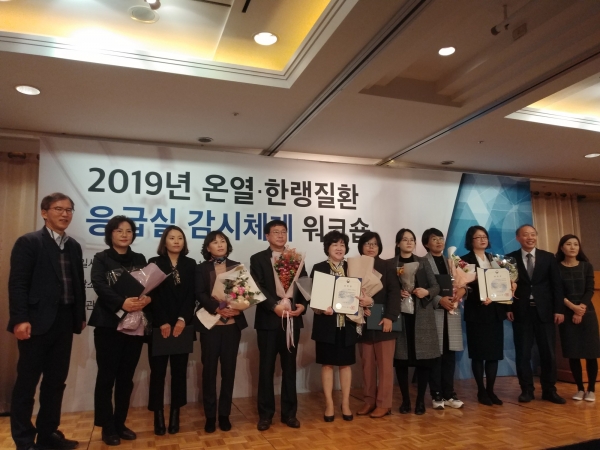 지난 13일 부천시가 국가기후변화 대응 건강분야 유공기관으로 선정되어 보건복지부 장관상을 수상한 모습