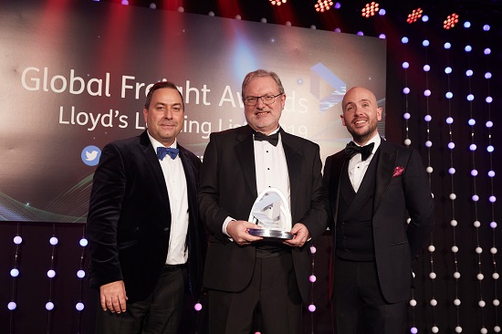 피터 리비(Peter Livey) 현대상선 구주본부 영국 영업담당 임원(가운데)이 ‘Lloyd’s Loading List Global Freight Awards 2019’에서 ‘환경부문 최우수선사’ 시상 이후 기념 촬영을 하고 있다. 사진=현대상선 제공