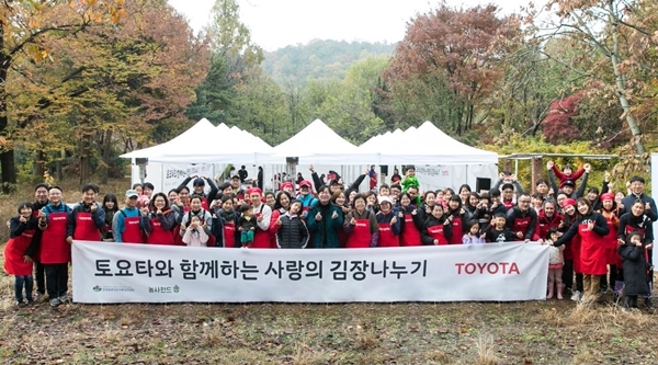 한국토요타자동차는 지난 16일 수원시 팔달구에 위치한 농민회관에서 ‘사랑의 김장 나누기’ 행사를 실시했다. 사진=한국토요타 제공
