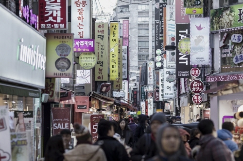 자영업자들이 소득은 줄고 대출은 늘며 신음하고 있다. 사진은 자영업 가게들이 밀집한 명동 거리. 사진/연합뉴스