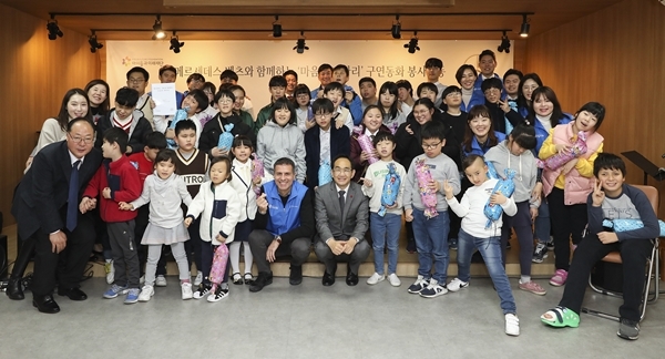 벤츠 사회공헌위원회는 지난 22일 시각장애 특수학교인 인천 혜광학교에서 구연동화 봉사활동을 진행했다. 사진=벤츠코리아 제공