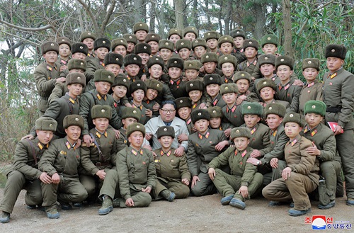 북한 조선중앙통신은 김정은 국무위원장이 서부전선에 위치한 창린도 방어부대를 시찰했다고 25일 보도했다. 사진은 중앙통신 홈페이지 캡쳐로, 김 위원장이 방어부대원들과 기념촬영을 하고 있다. 사진=연합뉴스