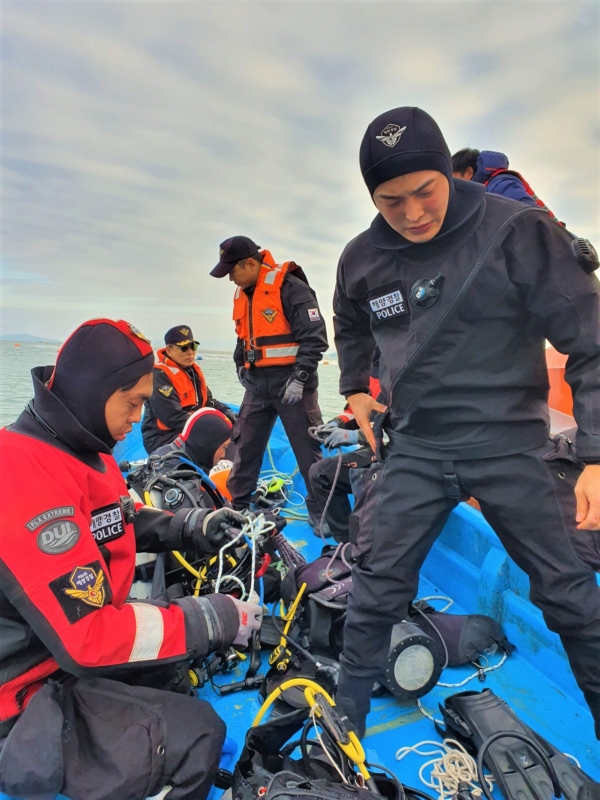 해경 구조대원들이 실종 선원을 찾기 위해 수중수색을 준비하고 있는 모습. 사진=군산해경
