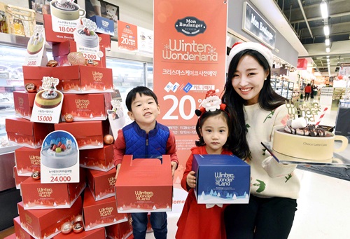모델이 1일 서울 등촌동 홈플러스 강서점에서 어린이들과 함께 몽블랑제 크리스마스 케이크를 선보이고 있다.사진=홈플러스 제공