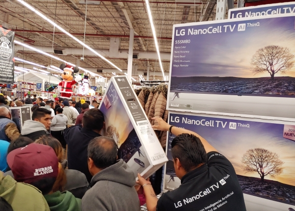 연말 쇼핑시즌을 맞아 멕시코시티의 샘스클럽 매장을 찾은 고객들이 올레드 TV, 나노셀 TV 등 LG TV를 구입하기 위해 대기하고 있다.  사진=LG전자 제공
