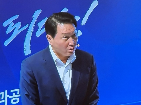 최태원 SK 회장이 포스코센터에서 기업의 사회적 가치에 대한 강연을 펼치고 있다. 사진=문수호 기자