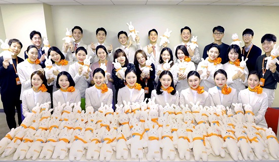 제주항공 임직원들이 서울 강서구 제주항공 라운지에서 보육시설 영아들에게 전달할 애착인형을 만들고 있다. 사진=제주항공 제공