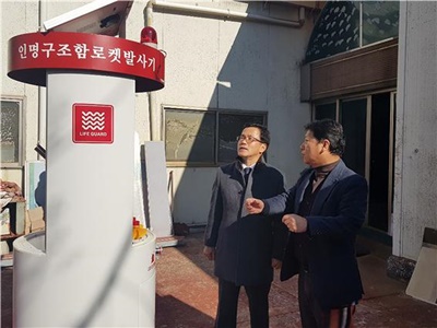 인명구조용 로켓발사기를 개발한 감환경디자인을 방문한 박준훈(왼쪽) 청장이 감환경디자인 서상득 부사장으로부터 제품설명을 청취하고 있다. 사진=대구지방조달청 제공