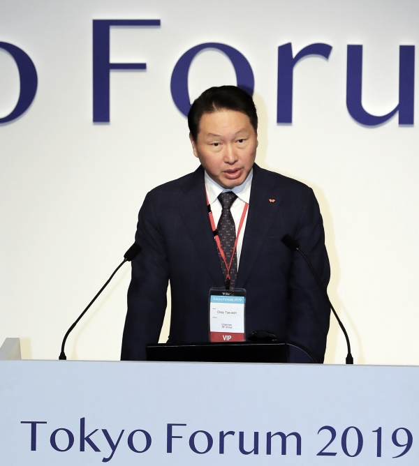 최태원 SK 회장이 6일 일본 도쿄대에서 열린 '도쿄포럼 2019' 개막식에서 연설을 하고 있다.
