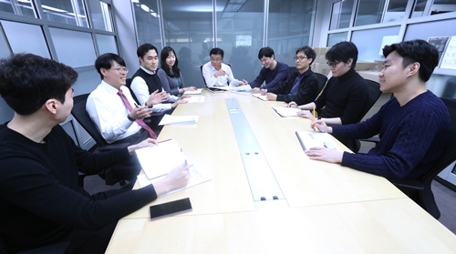 한국거래소 상장부서원들이 회의하는 모습. 사진=한국거래소 제공
