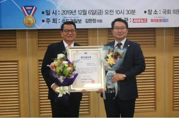 백승주 국회의원(오른쪽)은 수도권일보·시사뉴스 2019 국정감사 우수의원으로 선정 됐다.