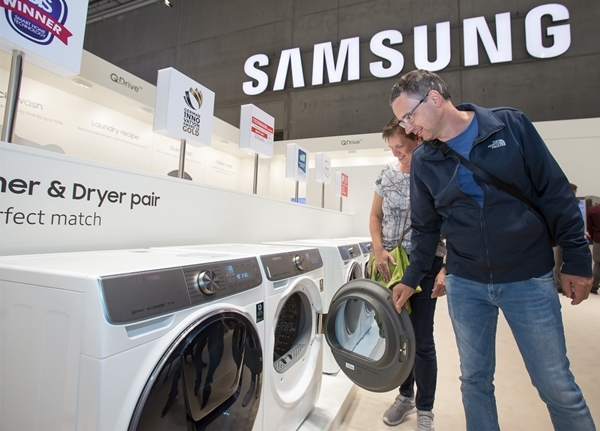 지난 9월 독일 베를린에서 열린 유럽 최대 가전 전시회 ‘IFA 2019’에서 삼성전자 전시장을 방문한 관람객들이 삼성 의류케어가전인 세탁기와 건조기를 감상하고 있다. 사진=삼성전자 제공