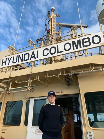 고해연 ‘현대 콜롬보(HYUNDAI COLOMBO)’호 기관장이 브릿지에서 포즈를 취하고 있다. 사진=현대상선 제공