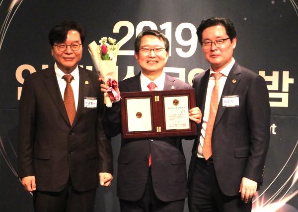 백승주 의원(가운데)은 12일 한국인터넷신문협회 제20대 국회 의정대상을 수상했다.