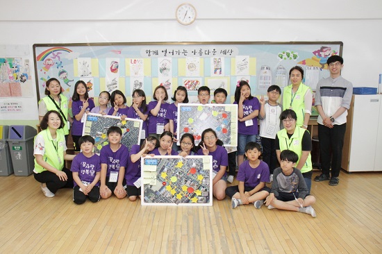 한국타이어앤테크놀로지의 ‘2019 어린이 교통안전 캠페인’이 지난 13일 교통안전교육을 끝으로 마무리 됐다. 2019년 6월 서울송파초등학교 어린이들이 맞춤형 교통안전 교육을 받고 있는 모습. 사진=한국타이어 제공
