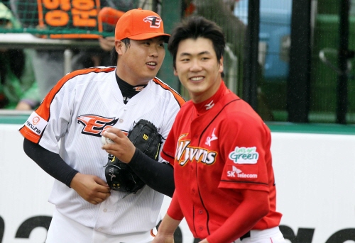 2010년 5월 23일 맞대결을 펼칠 예정이었던 류현진(왼쪽)과 김광현이 우천으로 경기가 순연된 뒤 악수를 하고 환하게 웃고 있다. 사진= 연합뉴스.