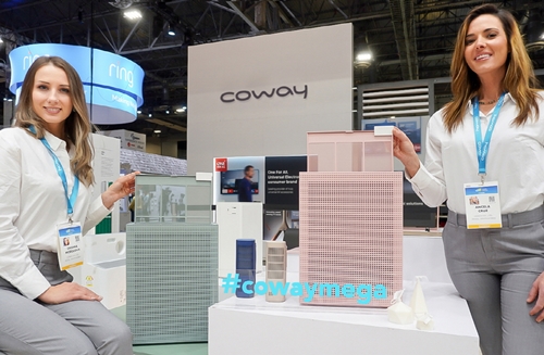 웅진코웨이 모델들이 7일 미국 라스베이거스에서 열린 'CES 2020'를 통해 자가관리형 공기청정기를 소개하고 있다. 사진=웅진코웨이 제공