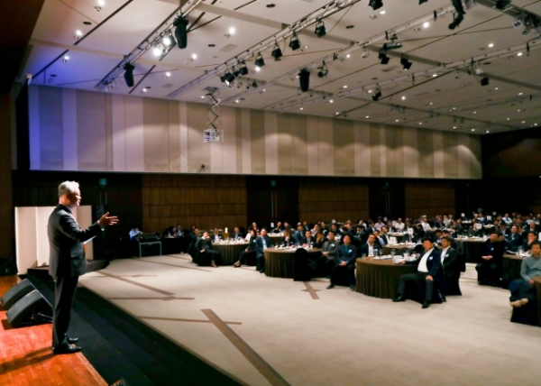 정영채 NH투자증권 사장(왼쪽)이 9일 여의도 63컨벤션 센터에서 개최된 ‘2020년 리더스 컨퍼런스’에서 전 임원 및 부·점장 대상으로 경영전략에 대해 설명하고 있다. 사진=NH투자증권 제공