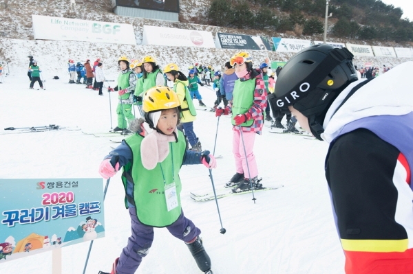 꾸러기 겨울 캠프에 참가한 아이들이 강원도 평창 휘닉스파크에서 스키강습을 받고 있는 모습. 사진=쌍용건설 제공