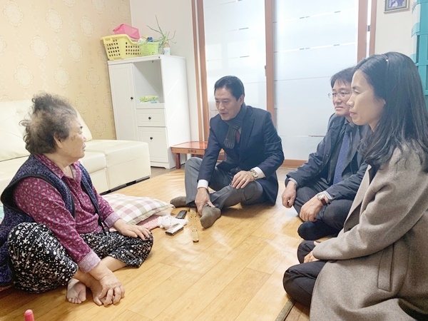 구미교육지원청 이백효 교육장은 민족 고유의 명절인 설을 앞두고 20일 관내 독거노인 가구에 방문하고 있다.