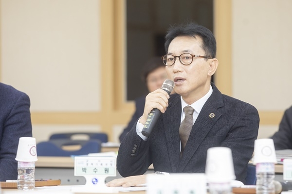 박수원 경제기획국장은 스마트산단 선도프로젝트 연구용역 최종보고회에서 인사말을 하고 있다.