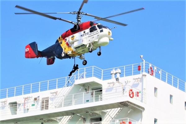 군산해경 구조대가 해경 헬기를 이용해 해양사고를 대비한 구조훈련을 하고 있다. 사진=군산해경
