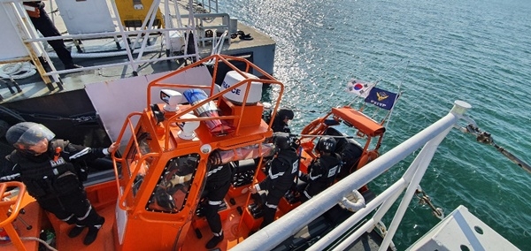불법조업선박 단속을 위한 단정 운용술 훈련 모습