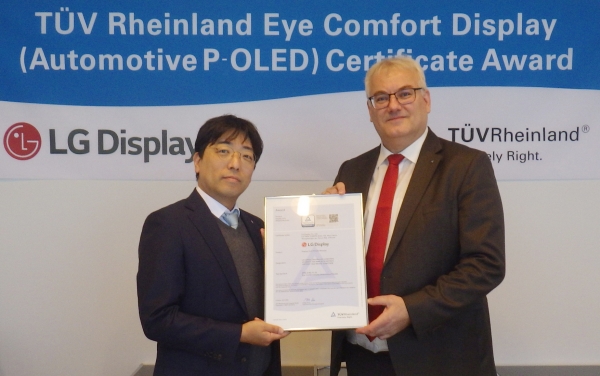 LG디스플레이의 차량용 P-OLED가 TUV라인란드로부터 눈 편한 디스플레이 인증을 획득했다. 사진=LGD 제공