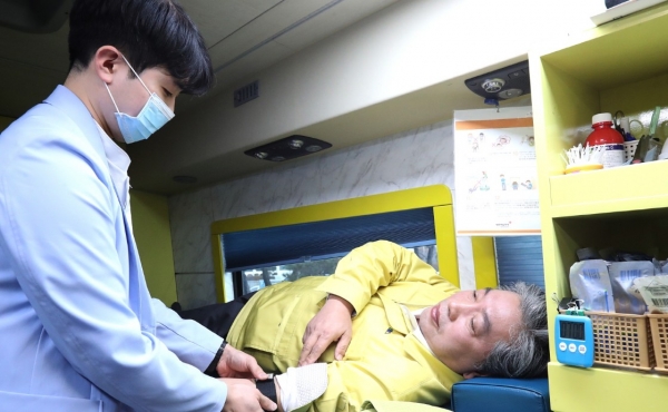 헌혈을 하고 있는 송한준 의장 (제공=경기도의회)
