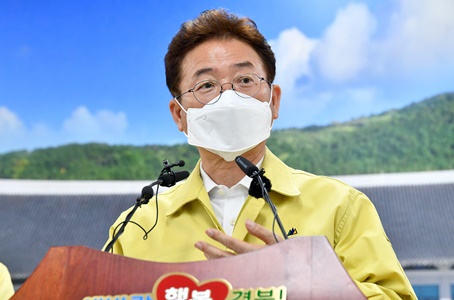 이철우 경북도지사가 19일 마스크를 쓴채 긴급기자회견을 갖고 있다.