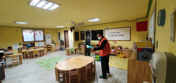 남양주시에 소재한 성우환경이 남양주자원봉사센터와 함께 관내 유치원 방역봉사활동을 실시하고 있다.