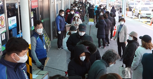 4일 오후 강원 강릉시 농협 하나로마트 앞에서 시민들이 마스크를 사기 위해 장사진을 이루고 있다. 사진=연합뉴스