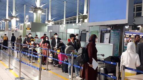 18일(현지시간) 오후 테헤란 이맘호메이니 공항에서 전세기로 출국하는 이란 교민과 주재원들. 사진=연합뉴스