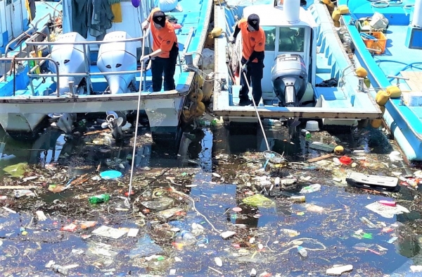 해양쓰레기 정화사업을 벌이고 있는 해경. 사진=군산해경
