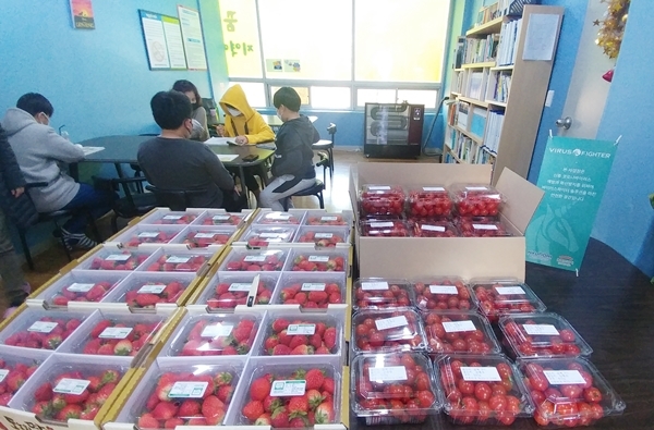 구미시에서는 초록우산 어린이 재단의 후원을 통해 지난 20일부터 24일까지 지역아동센터 47개소에 딸기, 토마토 등 과일 1,400세트를 전달했다.
